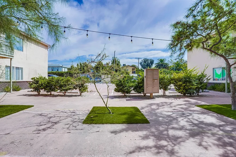 2425-2431 S Ridgeley Dr — Photo 4
