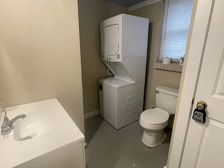 340 Grace Ave — Photo 5