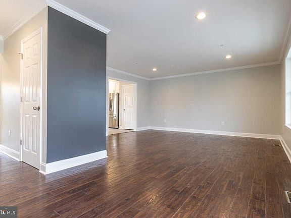 5th image of 108 Baltimore Ave