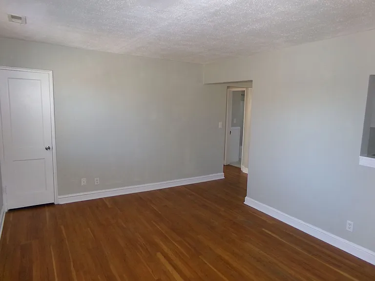 2527 C Miller Park Cir — Photo 2