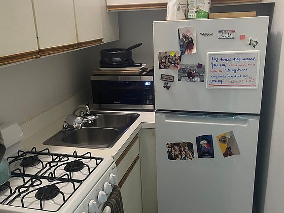 4th image of 3727 N Pine Grove Ave #33