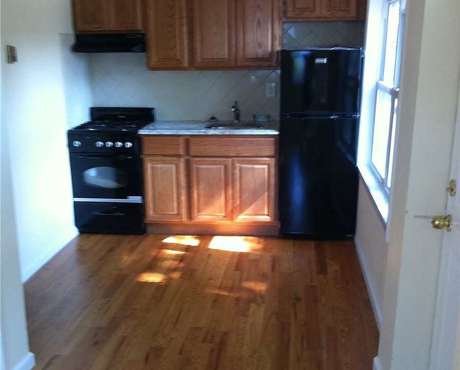 2nd image of 10 Lakeview Dr