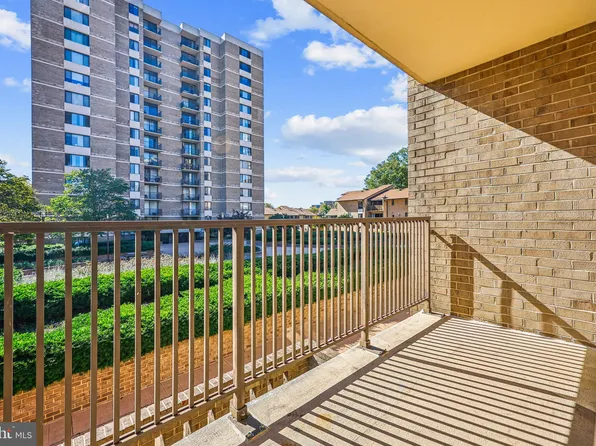 16 Monroe St APT 201, Rockville, MD 20850