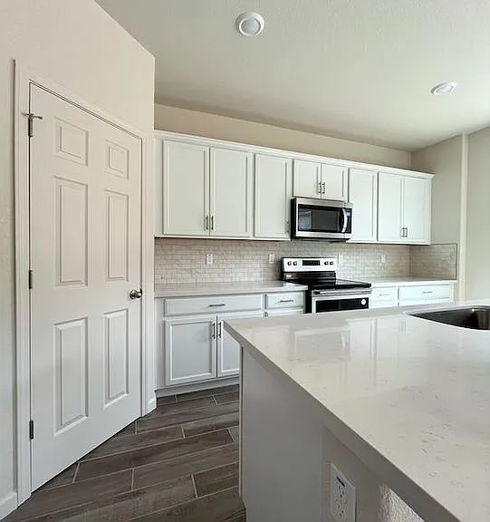 6057 Woodlands Loop — Photo 2
