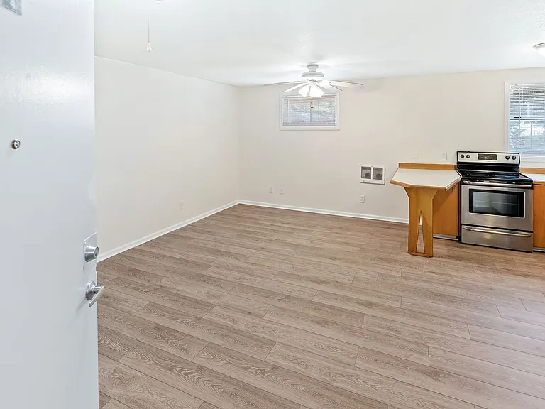 Abbottsford Apartments — Photo 99