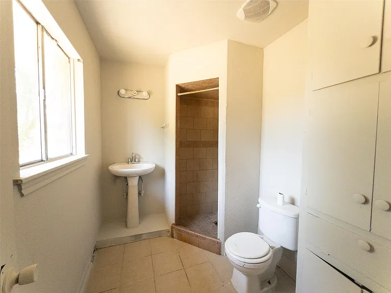 814 Eastlake St — Photo 13