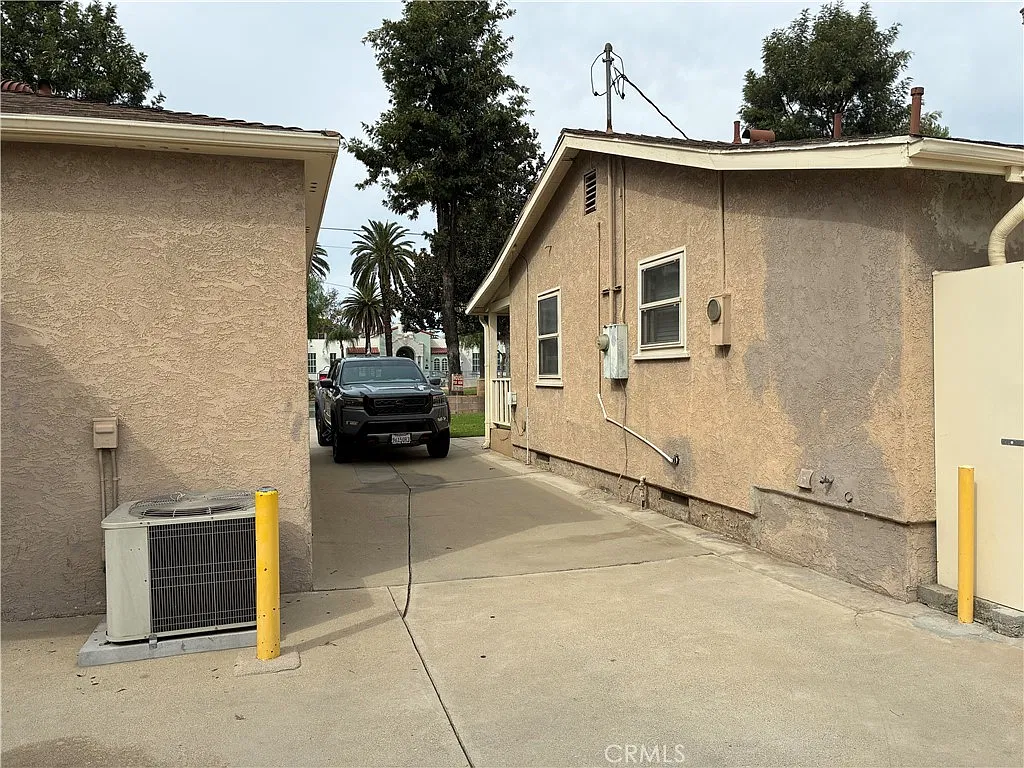 3 bed, 1200 sqft, $2,500 — Photo 2