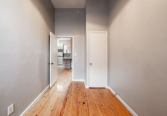 4th image of 481 Montgomery St #2L