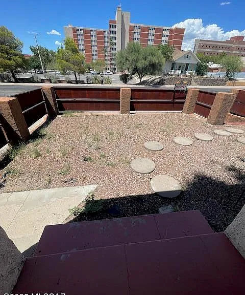 912 E 6th St — Photo 3