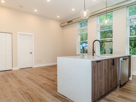 2nd image of 1447 W Superior St #103