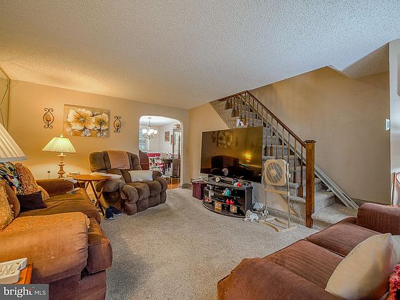 4th image of 1048 Oakwood Dr