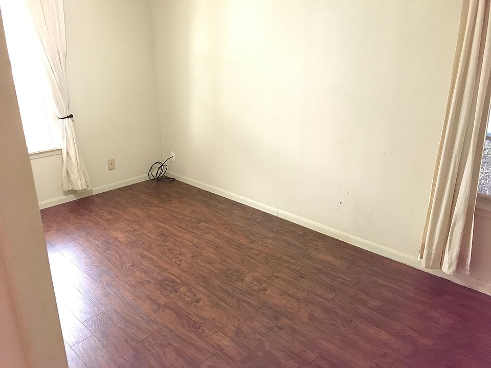 2nd image of 506 W Constitution St