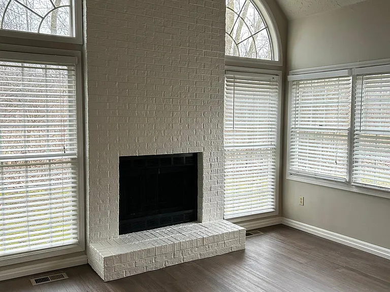 205 Stratford Rd — Photo 3