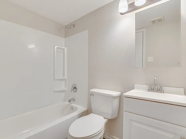 Oak Street Flats: Ranch Style Fully Remodeled Come Check Us Out — Photo 35