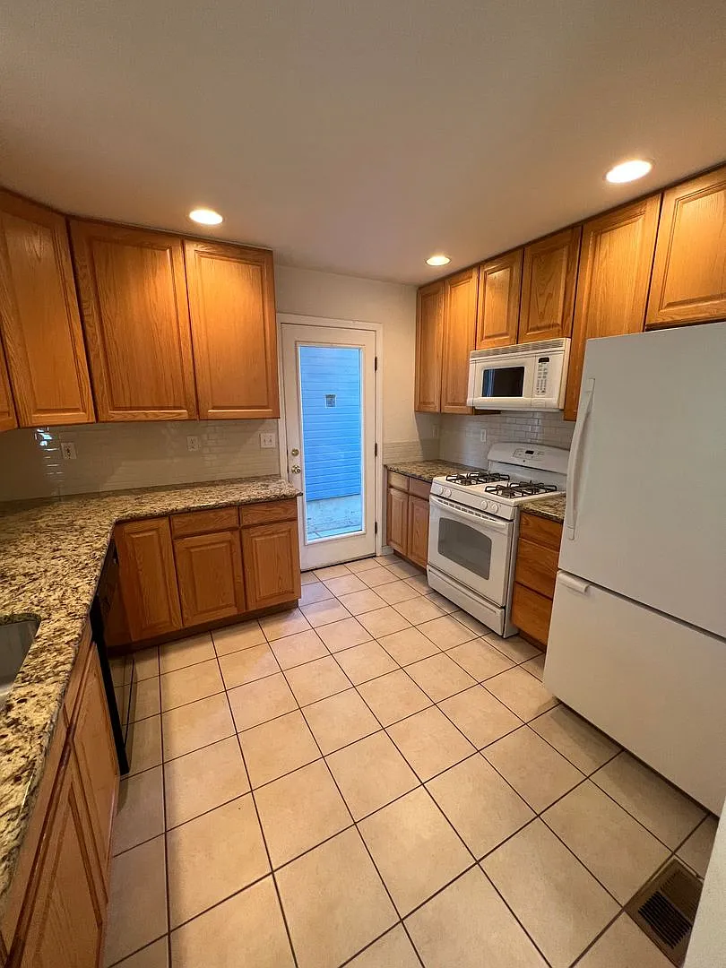 Gorgeous 3 Bed 3 Bath Home In North Boulder — Photo 4