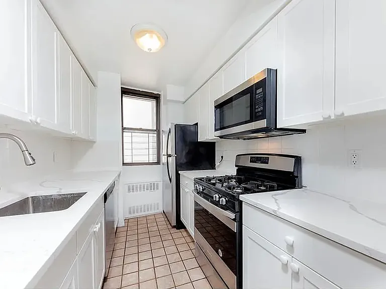 225 E 36th St #21B — Photo 5