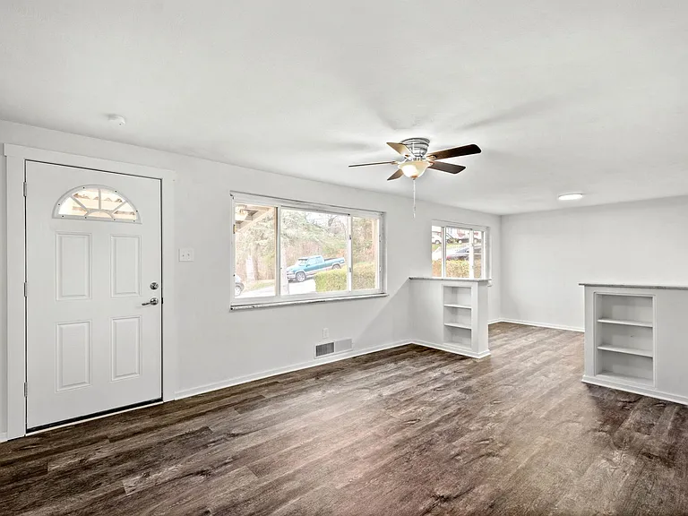 2618 Poinsettia Dr — Photo 3