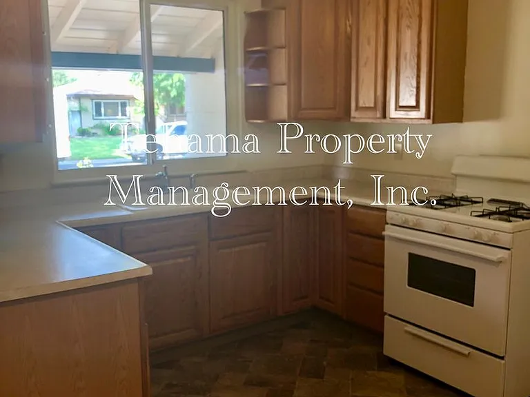 925 Hasvold Dr — Photo 16