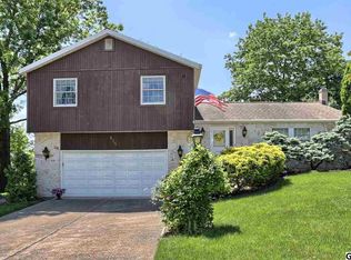 825 Ridgewood Dr, Mechanicsburg, PA 17050