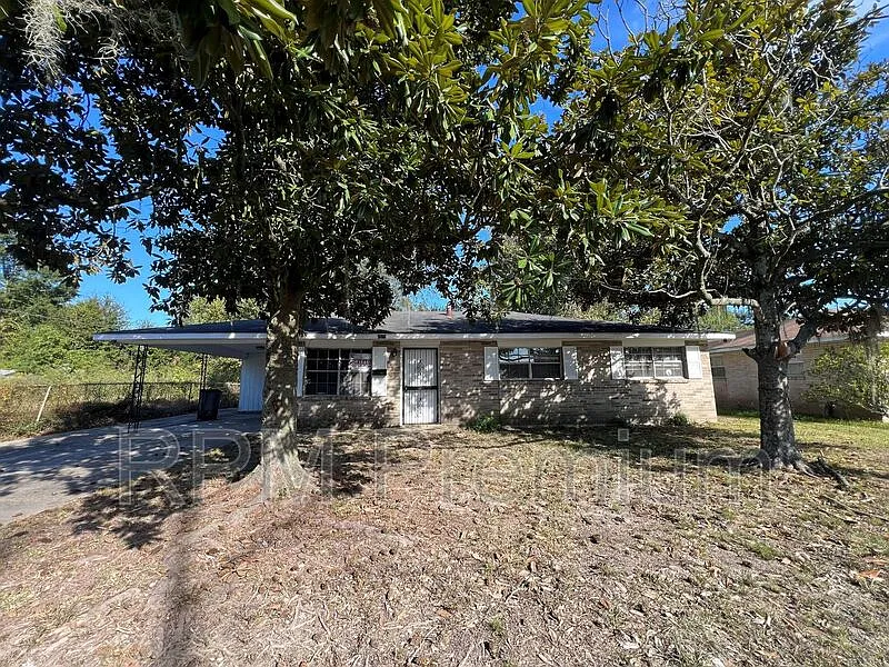 3 bed, 1.5 bath, 1180 sqft, $1,350 — Photo 1