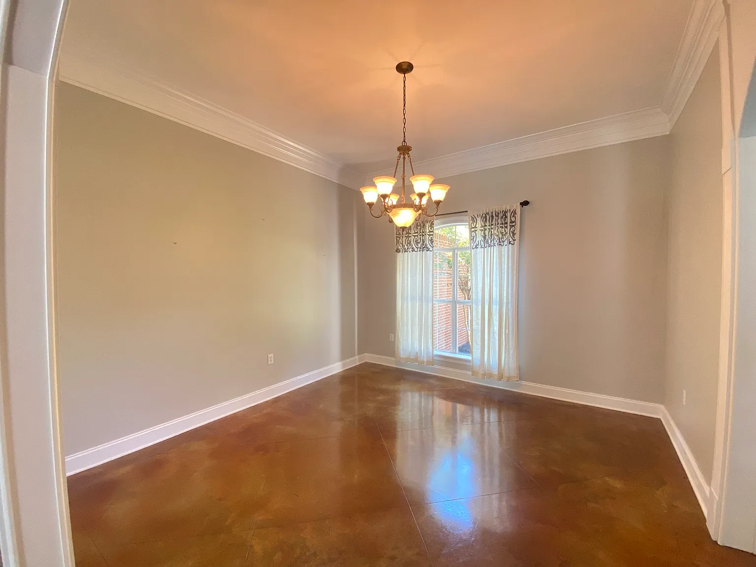 3 bed, 2.5 bath, 2413 sqft, $2,200 — Photo 2