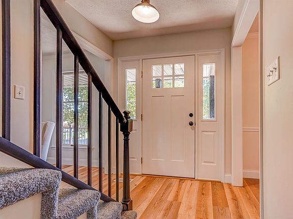 4th image of 526 Saint Clair Ct