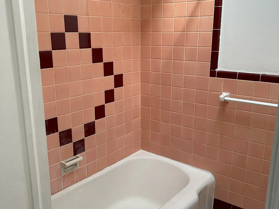 Bathroom tub