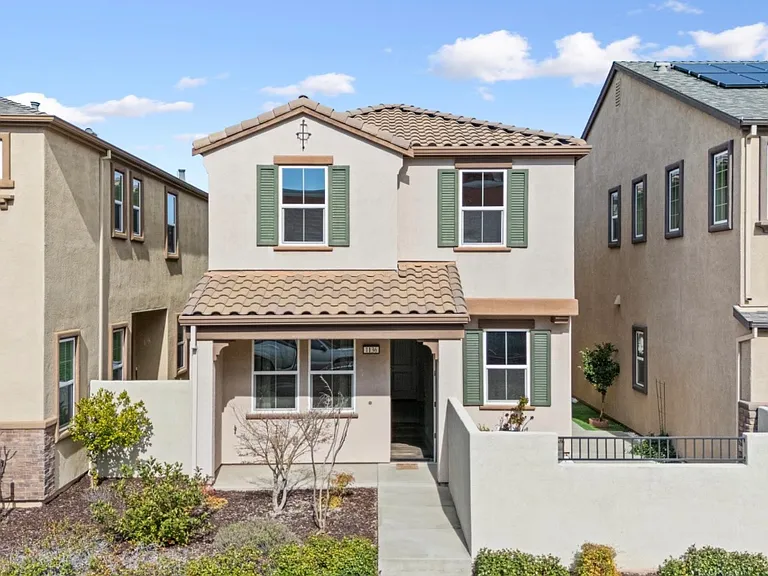 1136 Rothbury Ln — Photo 1