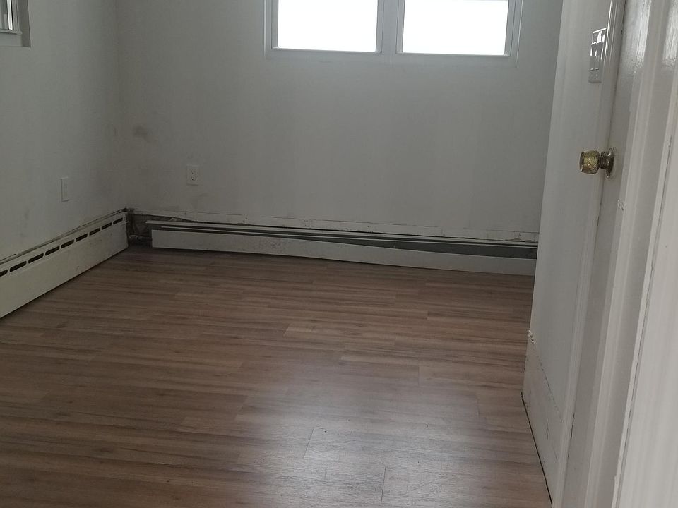 2nd image of 30 Nassau Pl #1