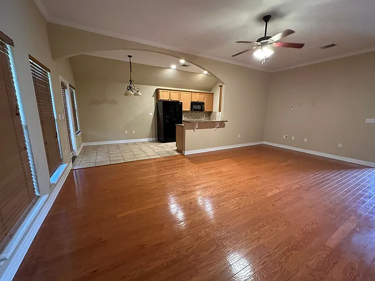 598 Whitefield Ln — Photo 2