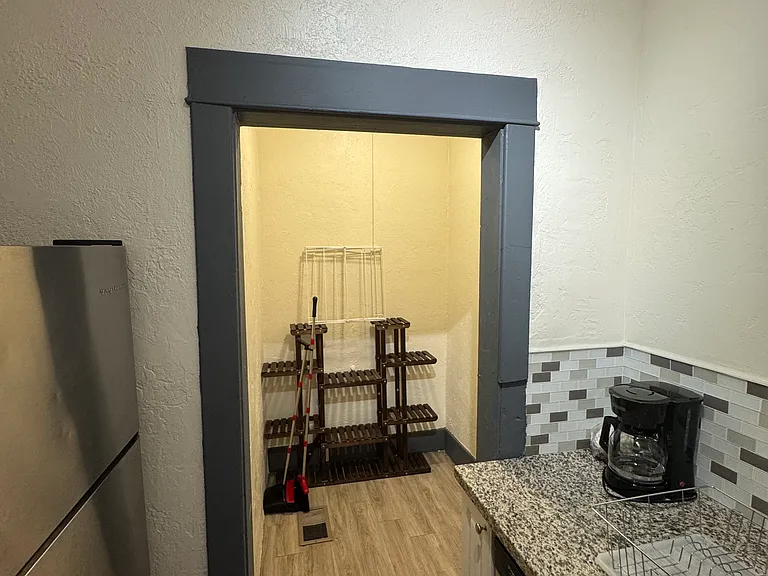 916 E 6th St #916 — Photo 13