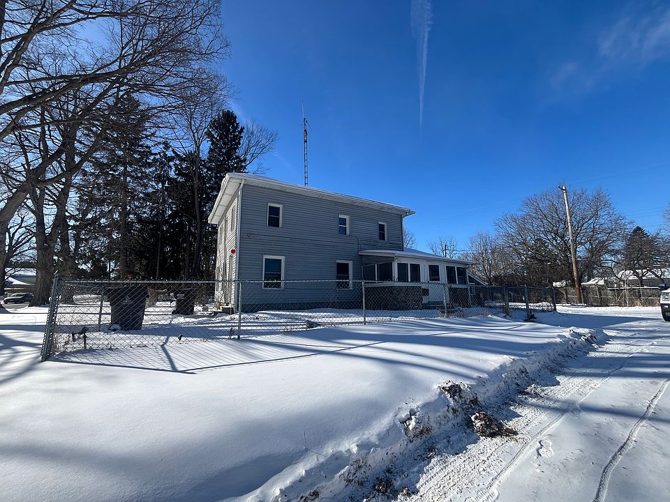 First floor apartment. Private access. One bedroom, one bath. Large kitchen.