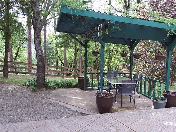5th image of 225 Forest Knoll Ln