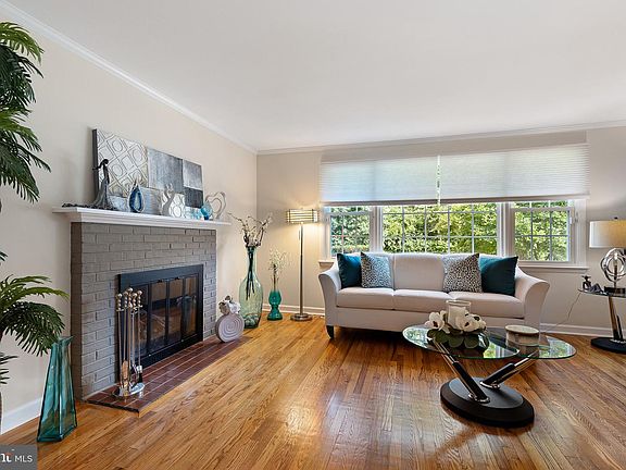 3rd image of 1233 Crestover Rd