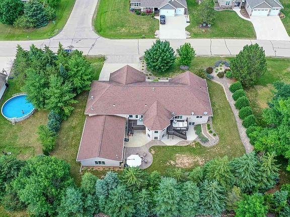 3rd image of 426 N Pine Grove Ln