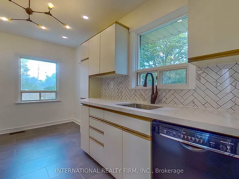 85 Churchill Ave — Photo 11
