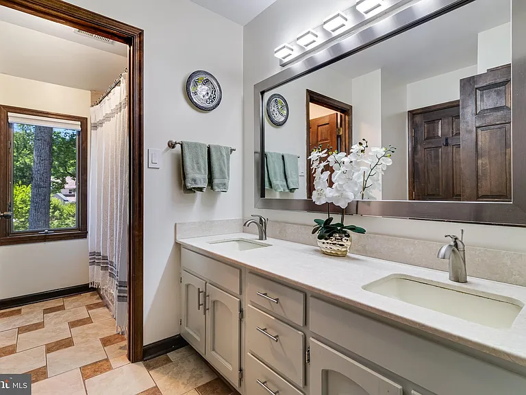8150 Plowden Dr — Photo 23