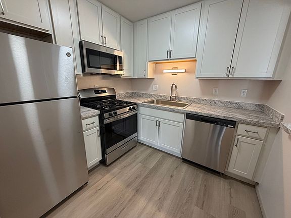 4th image of 1674 Shawano Ave #23