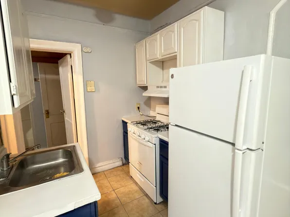 325 Summit Avenue image 1 of 4
