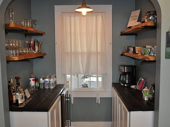 Breakfast nook/bar