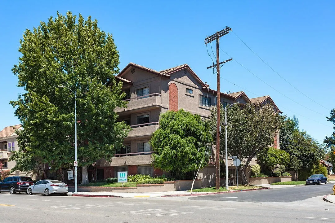 4454 Coldwater Canyon Ave — Photo 2