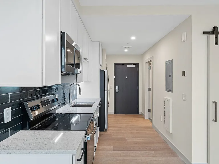 Bank Street Apartments at Burlington Square — Photo 7