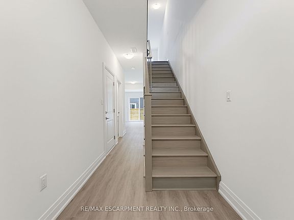 2nd image of 10 Clear Valley Ln