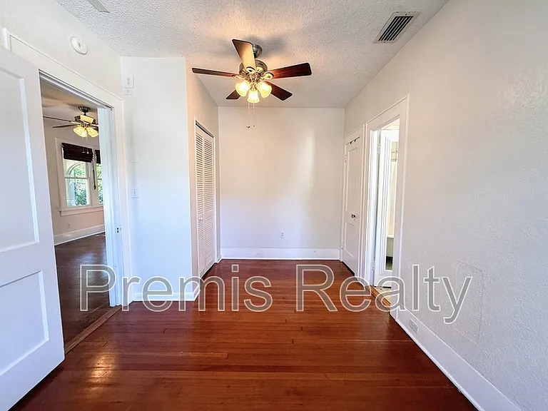 1103 Charles St — Photo 18