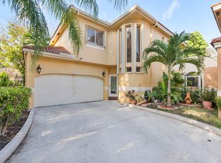 11377 Lakeview Dr, Pompano Beach, FL 33071
