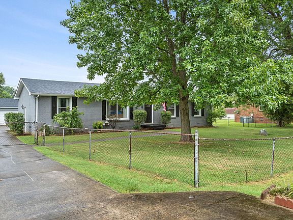 4th image of 215 Sewell Dr