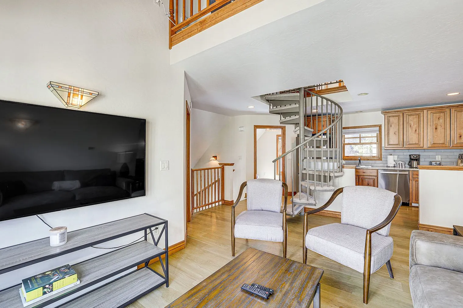 3 bed, 2.0 bath, 1313 sqft, $7,429 — Photo 3