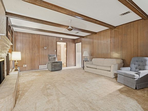2nd image of 105 W Lilly Ln