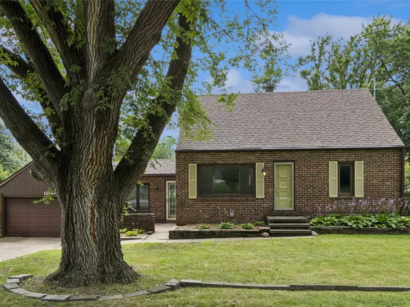 1900 NW 82nd St, Clive, IA 50325