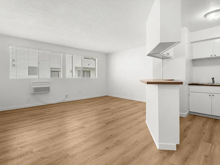 4458 Woodman Ave #8 — Photo 10